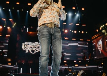 Leandro Ríos presenta su álbum de duetos en vivo