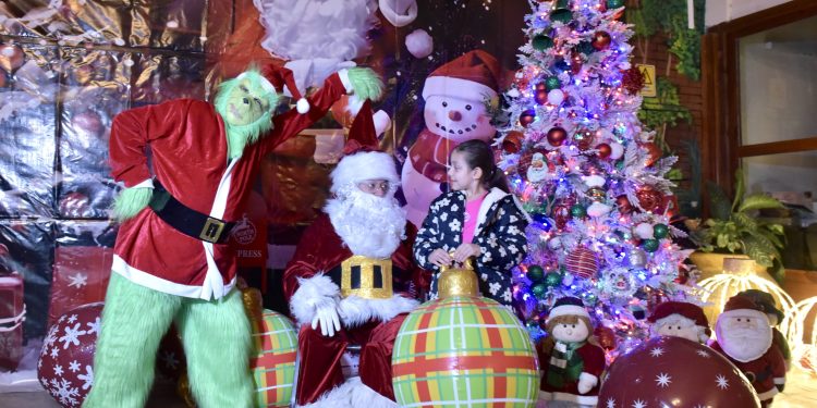 Estrena Trolebús Turístico de Hermosillo la ruta navideña con Santa y El Grinch