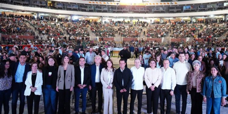 Gobernador Durazo celebra compromiso de trabajadores del estado durante el XLIII Festejo del Servidor Público 2025*