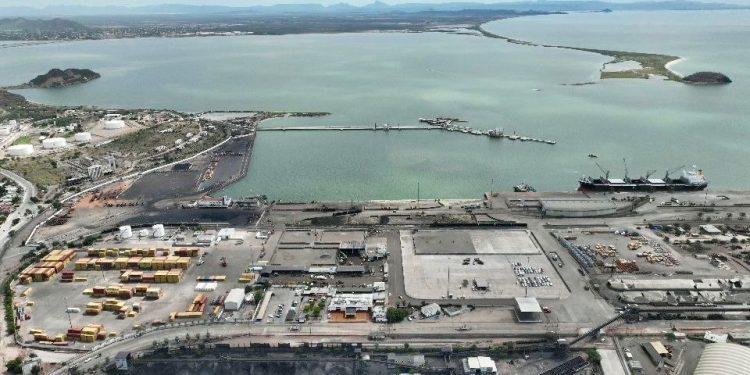 Gobernador Durazo atrae interés de empresa minera australiana para comercializar por el Puerto de Guaymas