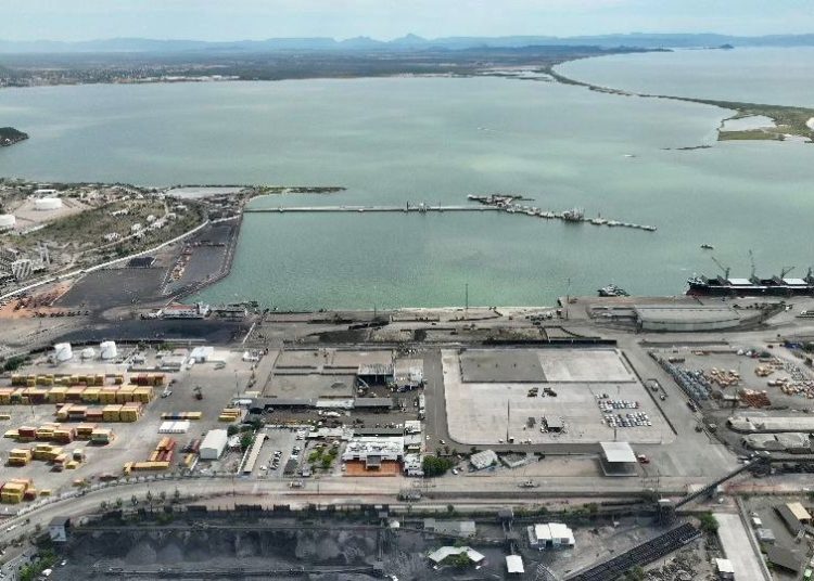Gobernador Durazo atrae interés de empresa minera australiana para comercializar por el Puerto de Guaymas