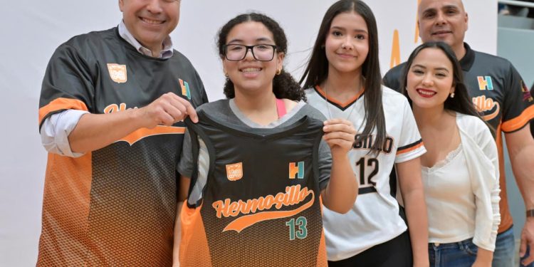 Abandera Toño Astiazarán a la selección más grande de Hermosillo que participará en la Olimpiada Nacional