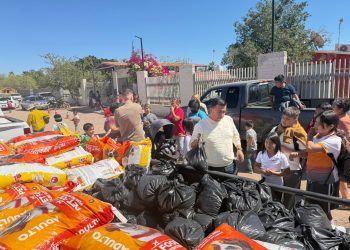 Realiza Ayuntamiento de Guaymas entrega de croquetas recolectadas en la elección a rey del Carnaval en colonias del municipio
