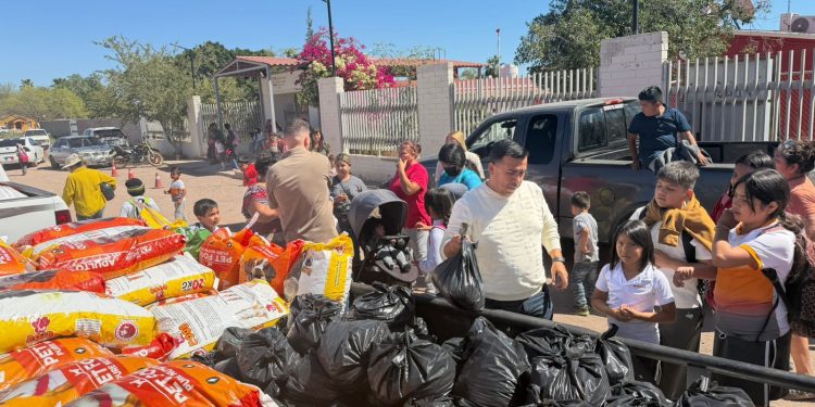Realiza Ayuntamiento de Guaymas entrega de croquetas recolectadas en la elección a rey del Carnaval en colonias del municipio