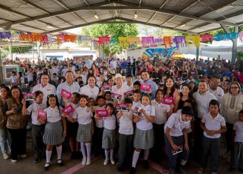 Gobernador Durazo respalda la educación de estudiantes de Miguel Alemán con becas y mejoras en planteles