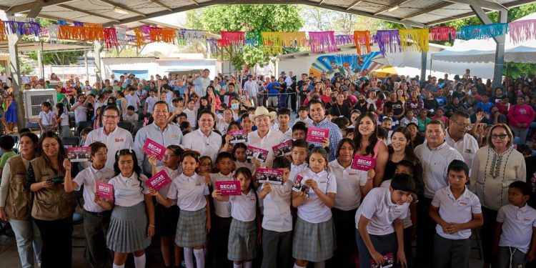 Gobernador Durazo respalda la educación de estudiantes de Miguel Alemán con becas y mejoras en planteles