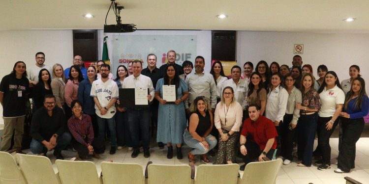 Gobierno de Sonora impulsa delfinoterapias para niñas y niños con discapacidad mediante convenio