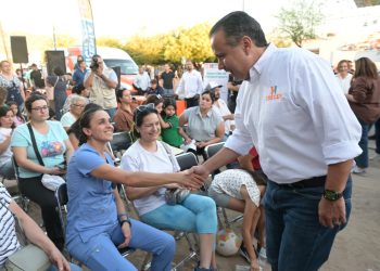 Atiende Toño Astiazarán a vecinas y vecinos de Urbi Villa del Cedro