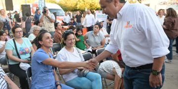 Atiende Toño Astiazarán a vecinas y vecinos de Urbi Villa del Cedro