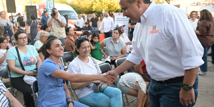 Atiende Toño Astiazarán a vecinas y vecinos de Urbi Villa del Cedro