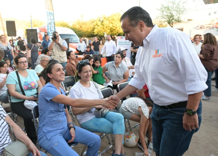 Atiende Toño Astiazarán a vecinas y vecinos de Urbi Villa del Cedro
