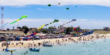 Viste Sky Fest de colores el cielo de Bahía de Kino con papalotes gigantes