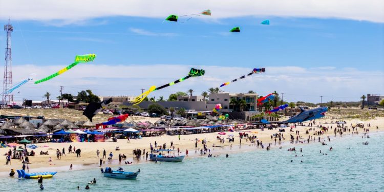 Viste Sky Fest de colores el cielo de Bahía de Kino con papalotes gigantes