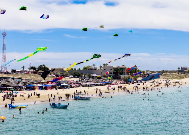 Viste Sky Fest de colores el cielo de Bahía de Kino con papalotes gigantes