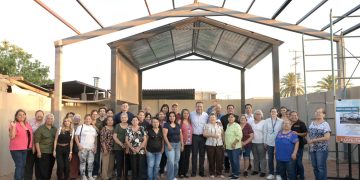 Apoya Toño Astiazarán a familias de la colonia Mártires de Cananea con obra ganadora del Presupuesto CRECES