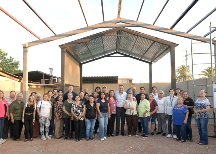 Apoya Toño Astiazarán a familias de la colonia Mártires de Cananea con obra ganadora del Presupuesto CRECES