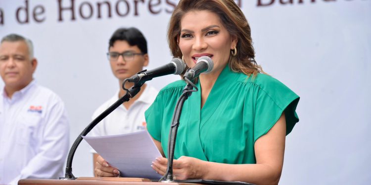 Senadora Lorenia Valles reconoce el esfuerzo de comunidad escolar en su regreso a clases