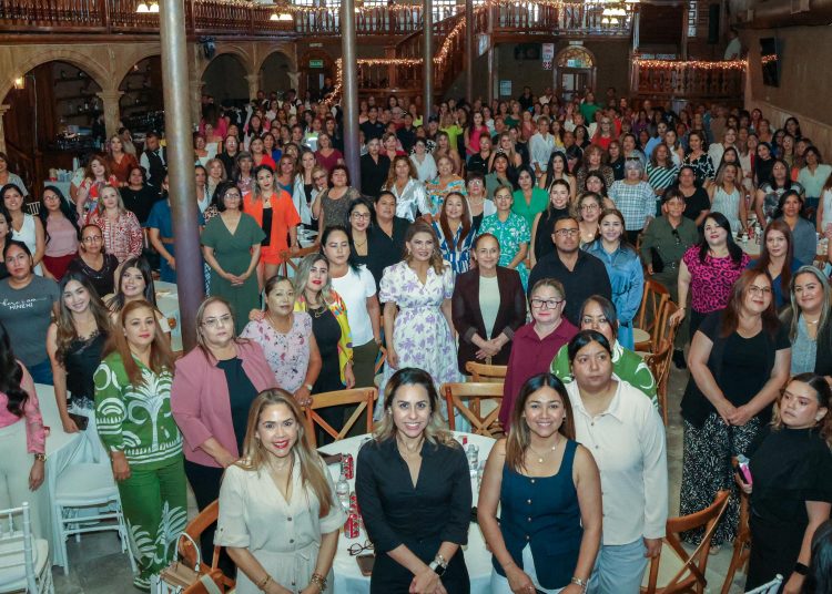 Alcaldesa Karla Córdova festeja a las madres trabajadoras de Guaymas