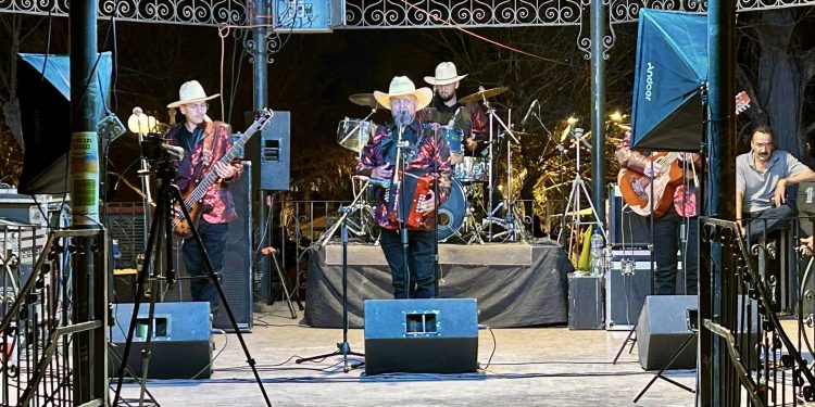En Cananea la presidenta Esmeralda Gonzáles arranca con éxito, los miércoles de serenatas.