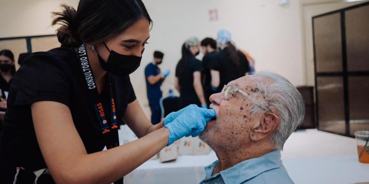 Apoya Toño Astiazarán a adultos mayores con más de 2 mil prótesis dentales a través de Construyendo Sonrisas