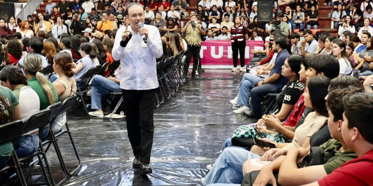Gobernador Durazo garantiza con becas permanencia universitaria de 14 mil estudiantes de Cajeme y Navojoa